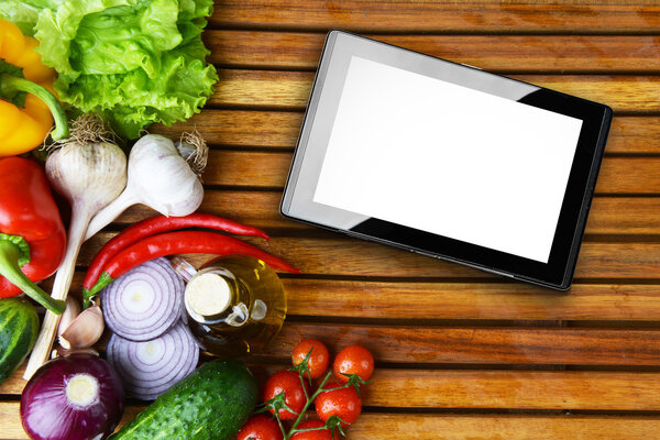 свежие овощи и таблетки
