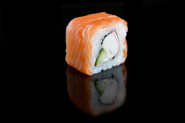 Sushi único com salmão — Fotografia de Stock