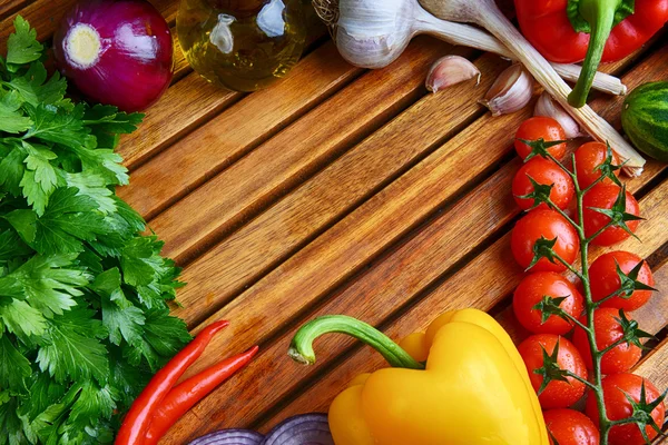 Свіжі овочі на дерев'яному фоні — стокове фото