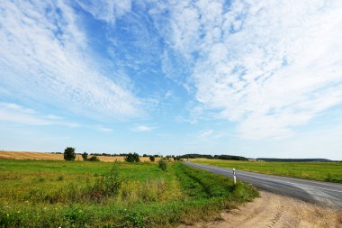 alanlar arasında kırsal yol