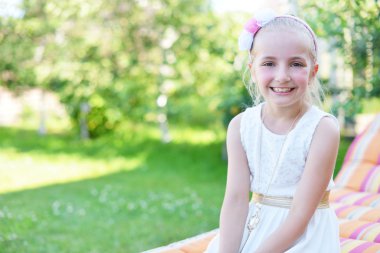 sevimli gülümseyen kız