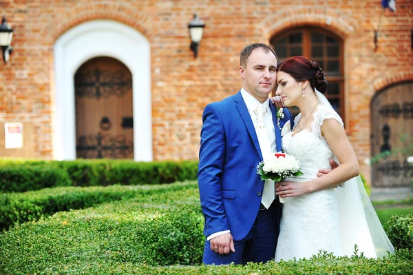 Brudgummen och bruden i kärlek — Stockfoto