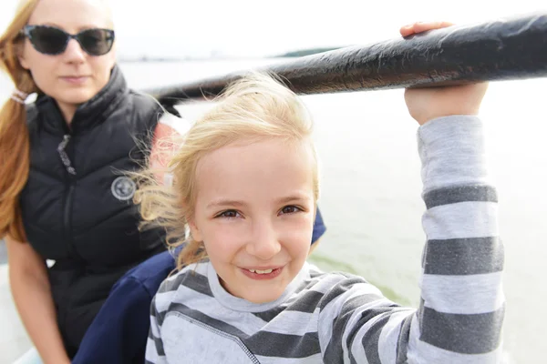 Anne Çocuk bir tekne ile — Stok fotoğraf