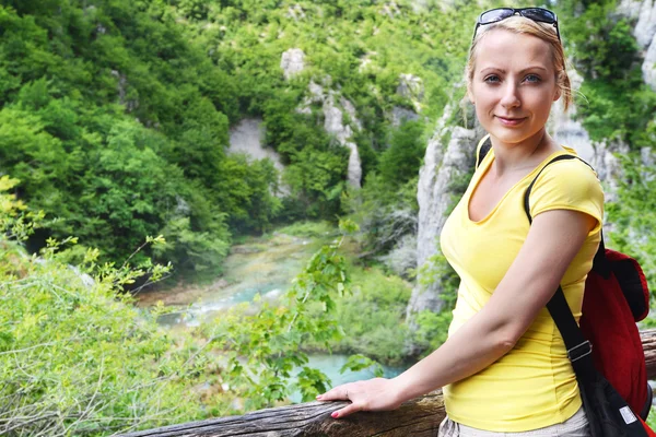 Mujer descansando en las montañas — Foto de Stock