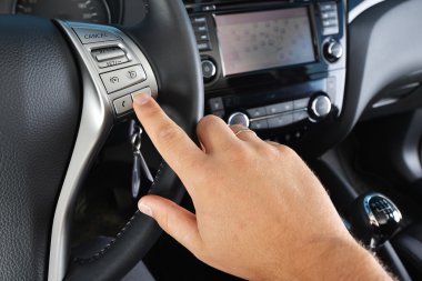 Direksiyon simidi el basarak düğmesini