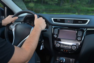 Erkek elinde direksiyon simidi