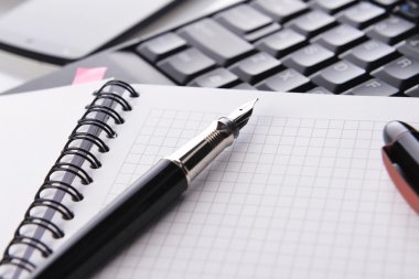 Defter, kalem ve klavye