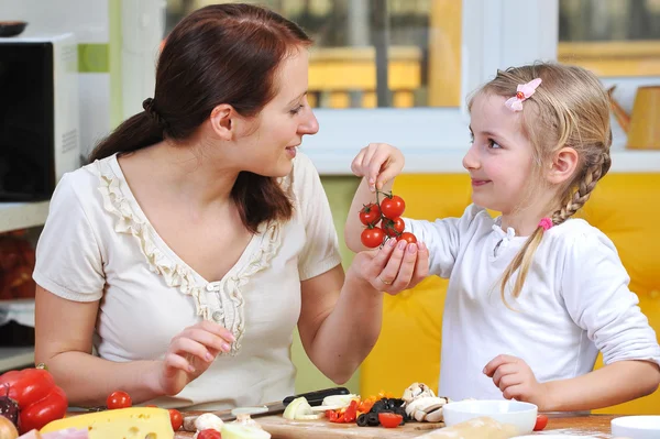 Madre con hija cortar verduras — Foto de Stock