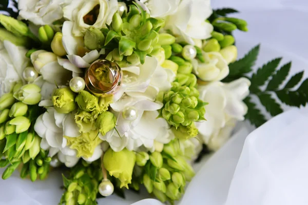 Wedding bouquet and rings — Stock Photo, Image