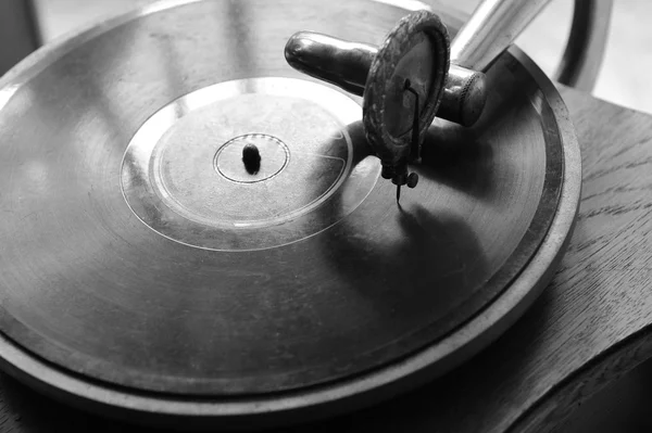 Primer plano de gramófono vintage. —  Fotos de Stock