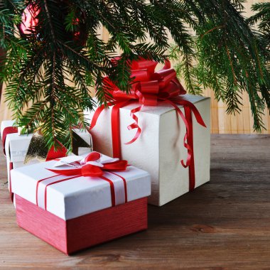 yeşil çam ağacı Noel hediyeleri ile