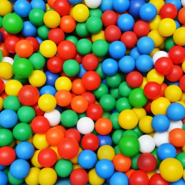 renkli plastik toplar