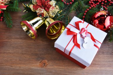 yeşil çam ağacı Noel hediyeleri ile