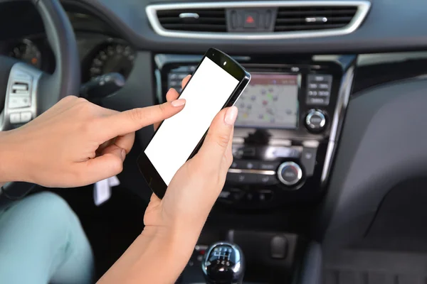 Hands with blank smartphone screen — Stock Photo, Image