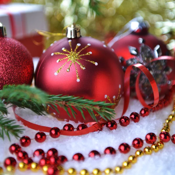 Juguetes de Navidad y caja de regalo — Foto de Stock