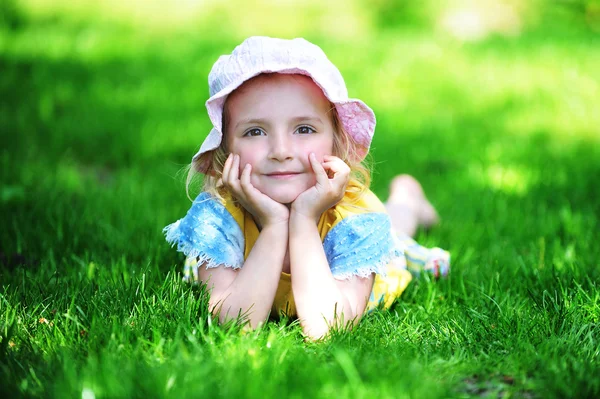 Klein meisje in gras — Stockfoto