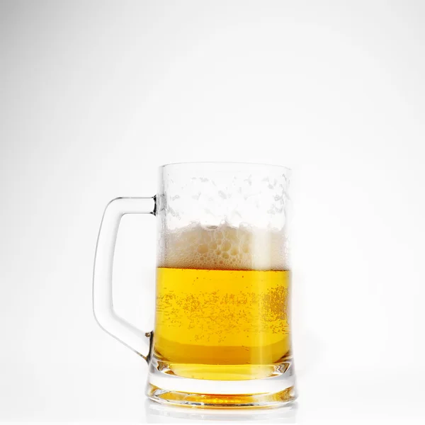 Cerveja na caneca de perto — Fotografia de Stock