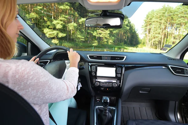 Mujer en coche moderno —  Fotos de Stock