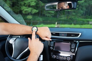 Erkek elinde direksiyon simidi