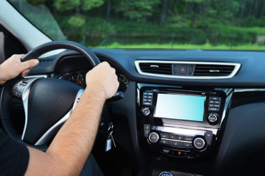 Erkek elinde direksiyon simidi