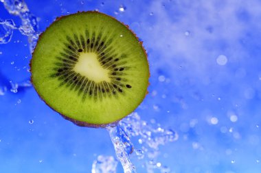 dilim kivi su kabarcıkları ile