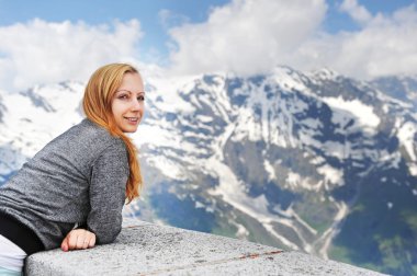 dağlarda köprüde genç kadın