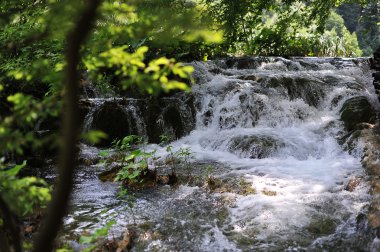 dağların yamaçlarında şelale