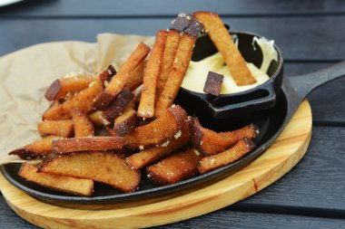 atıştırma için bira plaka üzerinde