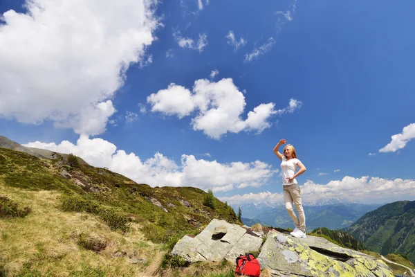 Dağın tepesindeki genç kadın — Stok fotoğraf