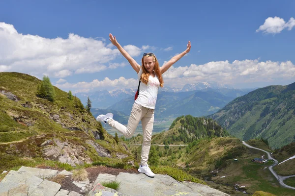 Young woman on top of mountain — Stock Photo, Image