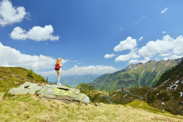 Dağın tepesindeki genç kadın — Stok fotoğraf