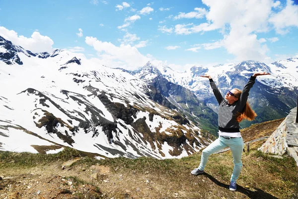 Femme au sommet de la montagne — Photo