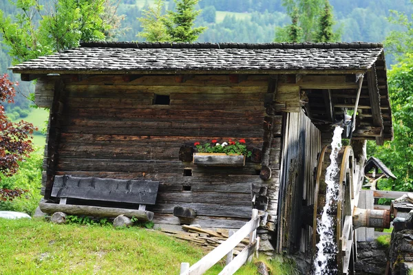 Gammal trä kvarn i bergen — Stockfoto