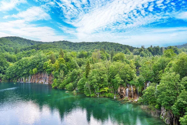 Lake in bergen met watervallen — Stockfoto