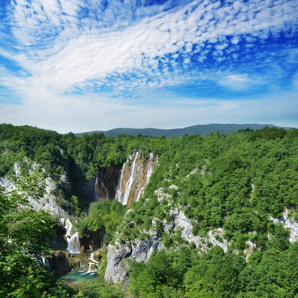 Красивые водопады на склонах — стоковое фото