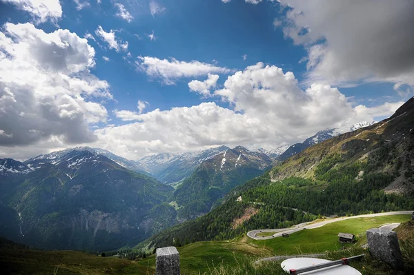 Bedekte bergtoppen — Stockfoto