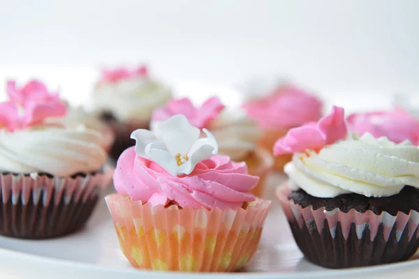 Pasteles pequeños con glaseado dulce — Foto de Stock