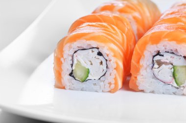 Suşi beyaz tabakta somon ile