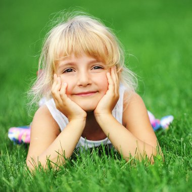 Yeşil çimenlerde dinlenen kız