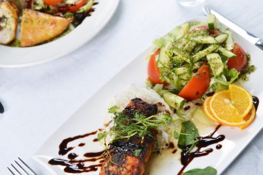 kızarmış balık ve pirinç