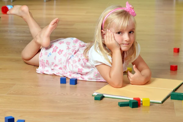 Schattig blond meisje — Stockfoto