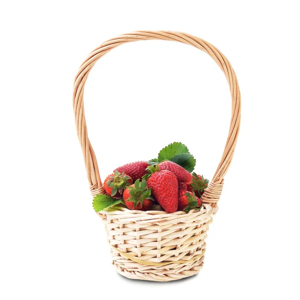 Fraise dans un panier en osier — Photo