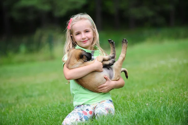 Girl with little puppy — Stock Photo, Image