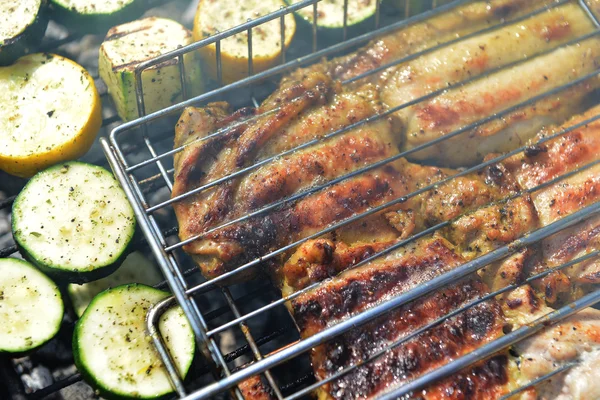 Kött skivor och zucchini i brand — Stockfoto