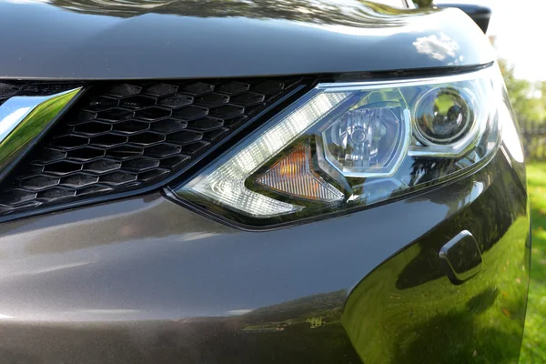 Головной свет коричневого автомобиля — стоковое фото