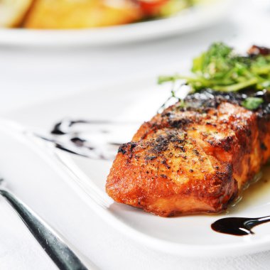 kızarmış balık ve pirinç  