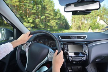 kadın sürüş araba. direksiyon simidi görünümü