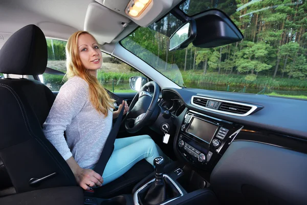 Frau sitzt in modernem Auto — Stockfoto