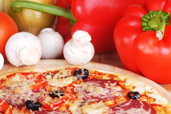 Färskt bakad pizza — Stockfoto