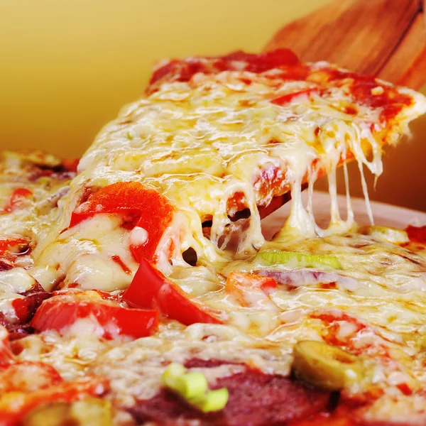 Fersk bakt pizza – stockfoto